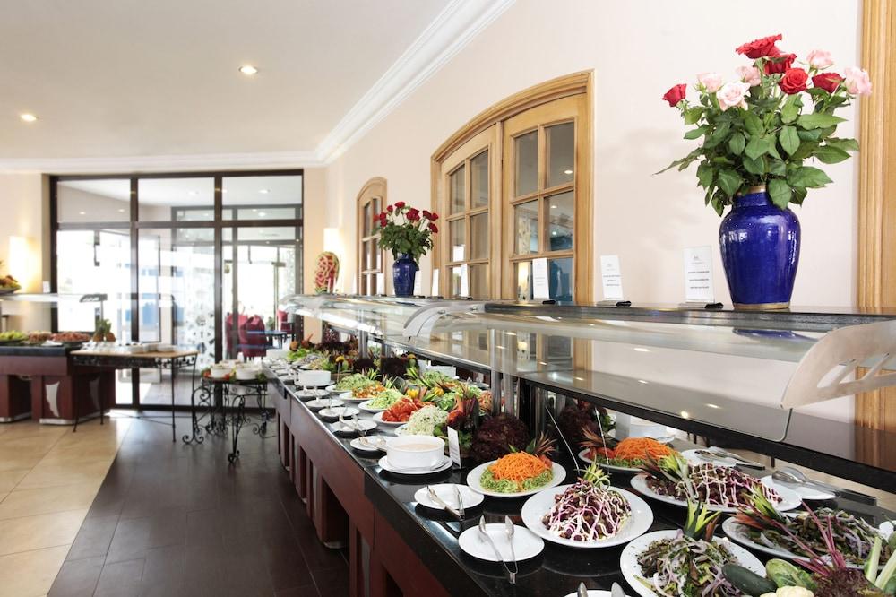 Hotel Kenzi Europa Agadir Exterior foto A buffet at a hotel
