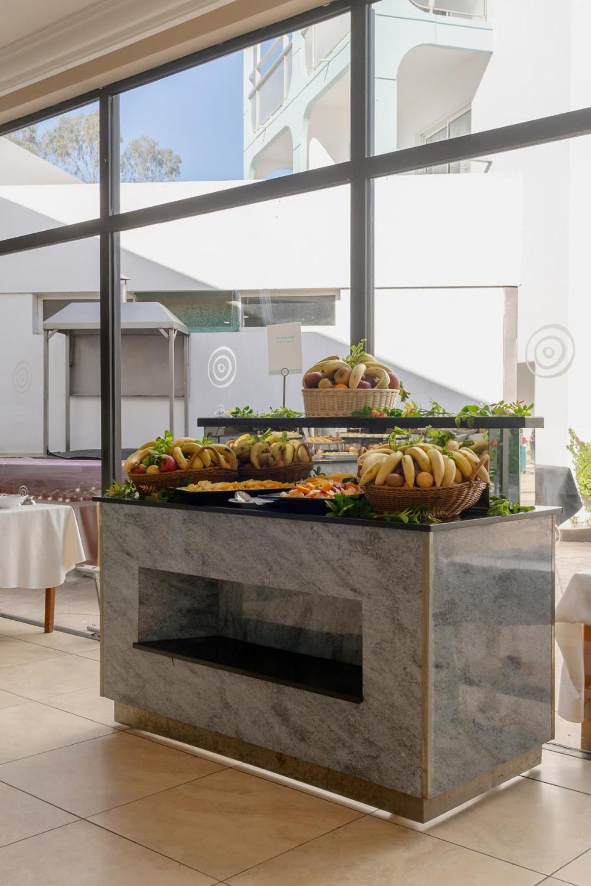 Hotel Kenzi Europa Agadir Exterior foto A buffet at a hotel